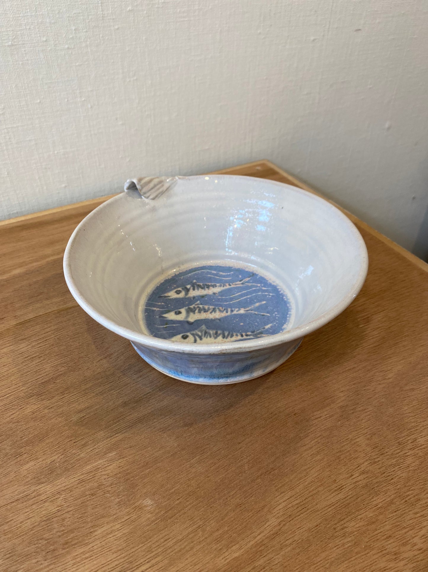 Serving bowl with shell detail on rim
