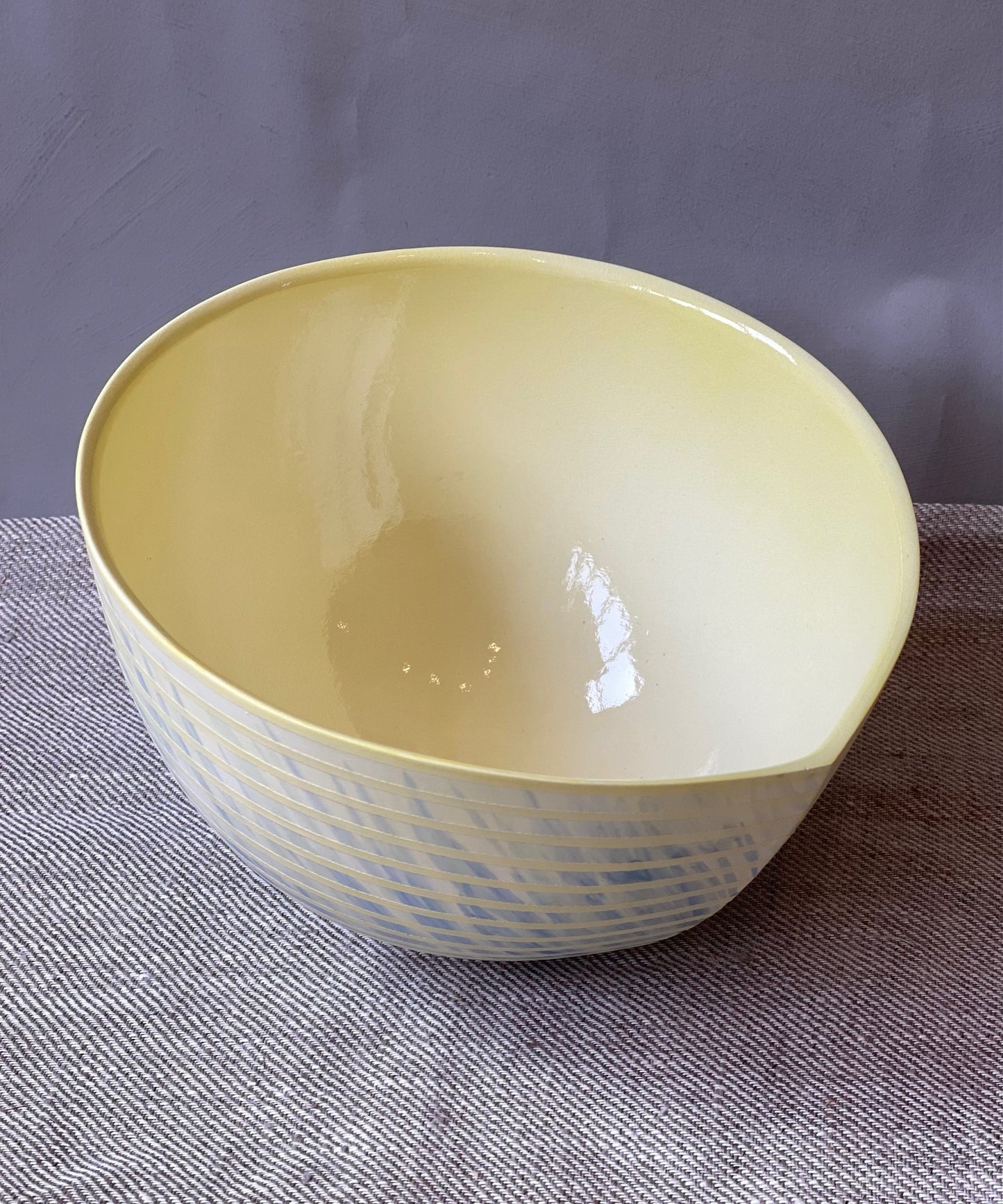 Medium sloping vessel with marron grass finish