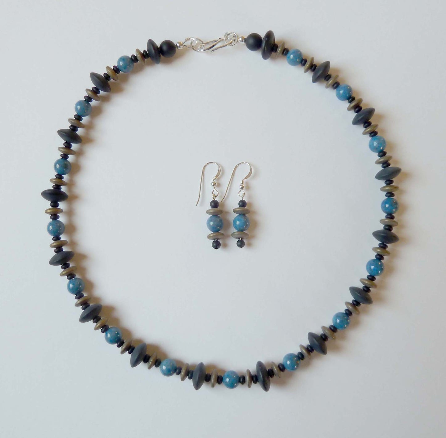 Necklace in denim agate, lapis/haematite