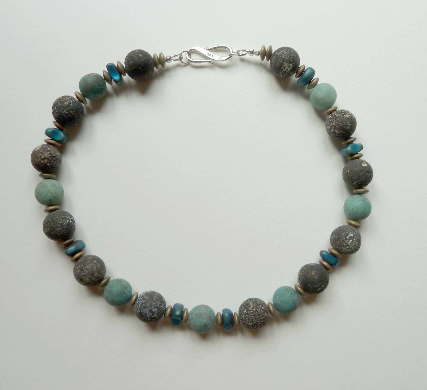 Necklace in haematites, agate, cuprite